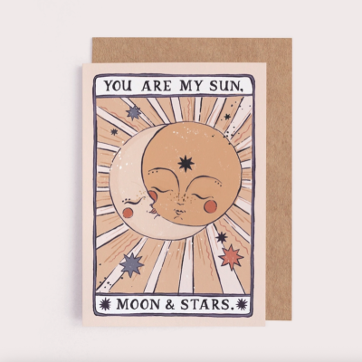 Cartão ilustrado de sol, lua e estrelas com texto em inglês
