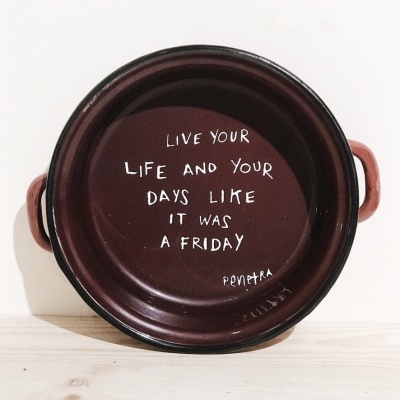 Prato cerâmico castanho com texto pintado na parte interna