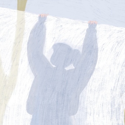 Roupa branca pendurada com sombra de pessoa atrás