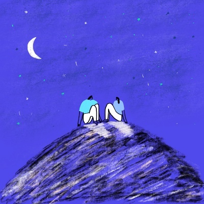 Duas pessoas sentadas numa colina sob céu estrelado com lua crescente