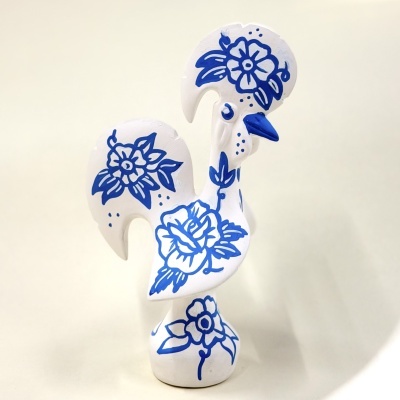 Galo decorativo branco com pintura azul de flores