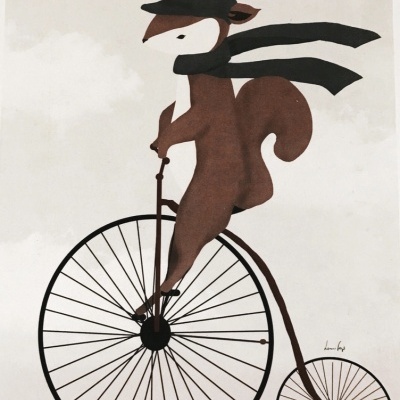 Ilustração de esquilo castanho com cachecol e chapéu a andar de bicicleta antiga