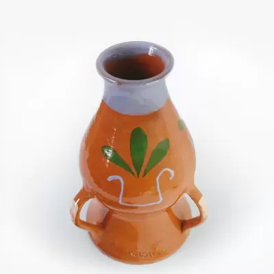 Vaso de cerâmica laranja com padrões verdes e branco, borda cinzenta e duas pegas em fundo branco