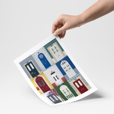 Ilustração de várias portas coloridas em papel branco segurado por uma mão