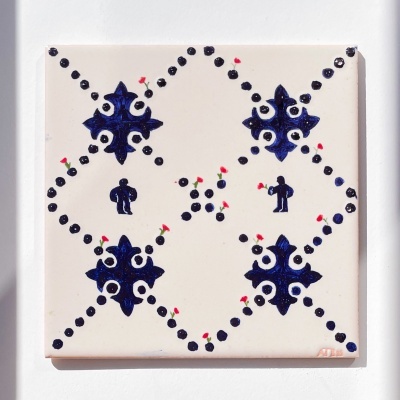 Azulejo quadrado branco com padrões em azul escuro e figuras humanas negras segurando flores vermelhas