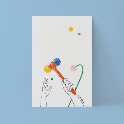 Cartaz ilustrado com martelo colorido e flores sobre fundo branco em superfície azul