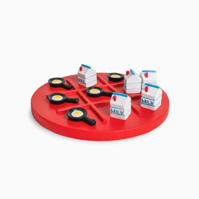 Jogo da velha vermelho com peças em forma de leite e ovos fritos