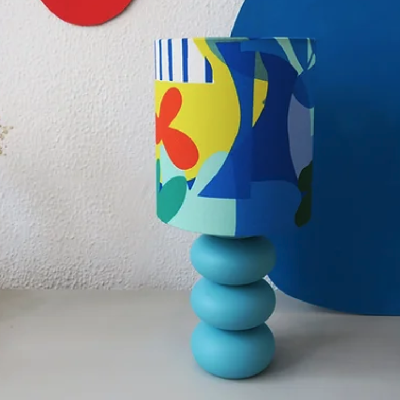 Abajur azul com cúpula estampada colorida