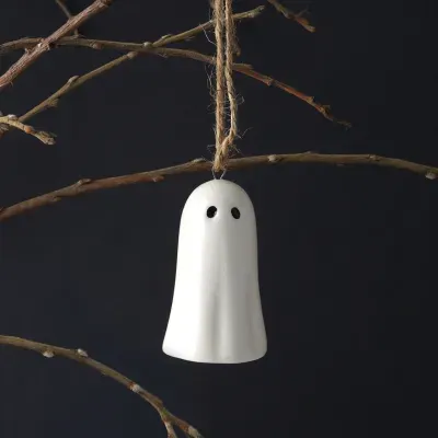 Ornamento fantasma de cerâmica branca a suspender em ramo seco