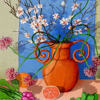Vaso de cerâmica laranja com flores e legumes frescos numa mesa clara frente a um fundo azul