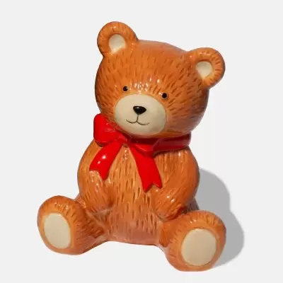 Urso em cerâmica castanha com laço vermelho sentado