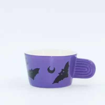 Caneca roxa com morcegos e lua crescente em preto