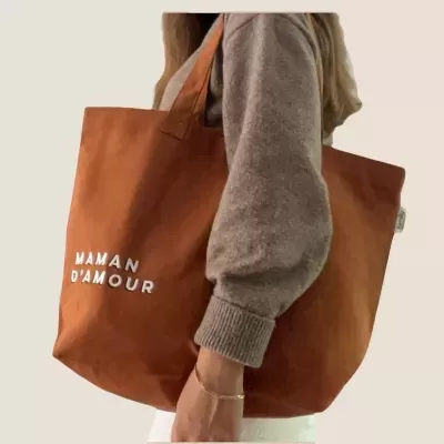 Saco de pano castanho com texto branco MAMAN D'AMOUR ao ombro