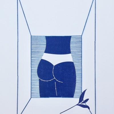 Ilustração estilizada de silhueta feminina com roupa interior branca em fundo azul e branco com galho.