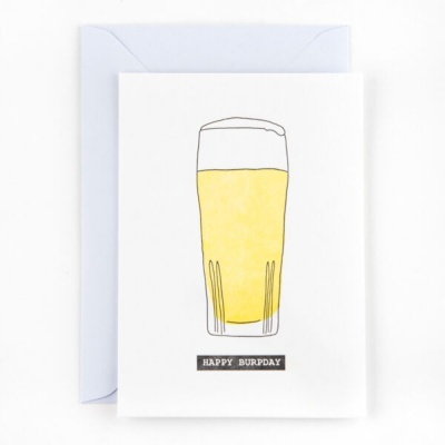 Cartão com desenho de copo de cerveja e texto 'HAPPY BURPDAY' com envelope branco