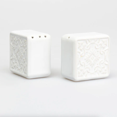 Conjunto de saleiro e pimenteiro em cerâmica branca com padrão em relevo