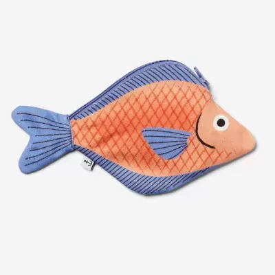 Almofada em forma de peixe cor de salmão e azul com padrão de escamas