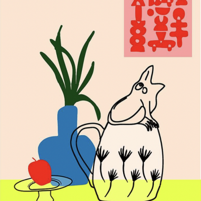 Ilustração jarra branca com animal, vaso azul com folhas verdes, maçã vermelha, mesa amarela e parede bege.