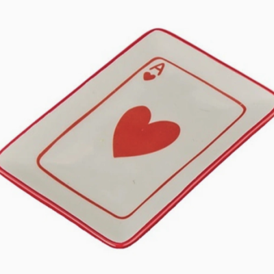 Bandeja cerâmica com padrão Ás de Copas em branco e vermelho