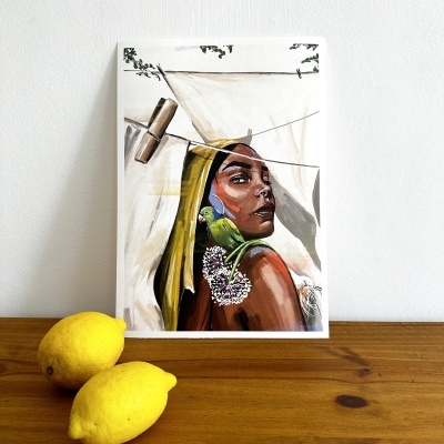 Quadro com pintura de mulher e ave verde com limões amarelos em superfície de madeira