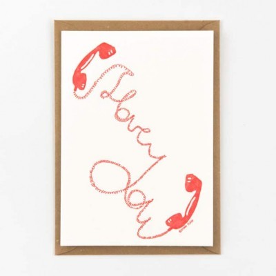 Cartão postal com desenho vermelho de dois telefones e texto formado pelos fios