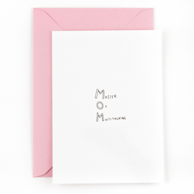 Cartão branco com texto 'MASTER OF MULTITASKING' e envelope rosa