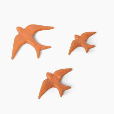 Três pássaros decorativos em cerâmica laranja com fundo branco