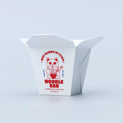Embalagem branca para noodles com desenho de gato e texto em vermelho e azul