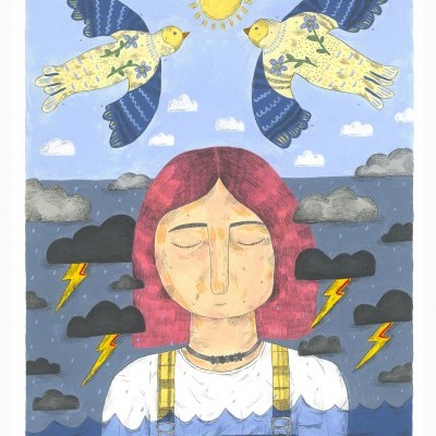 Ilustração de pessoa com cabelo vermelho e aves voando acima num céu com sol e nuvens