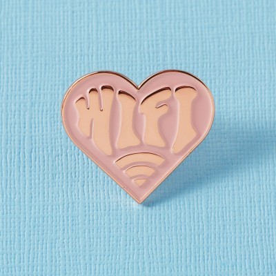 Pino metálico em forma de coração com a palavra HIFI