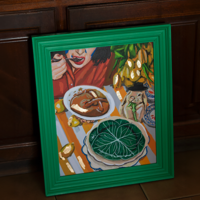 Pintura colorida com moldura verde, ilustrando uma pessoa a comer e um coelho com chapéu.