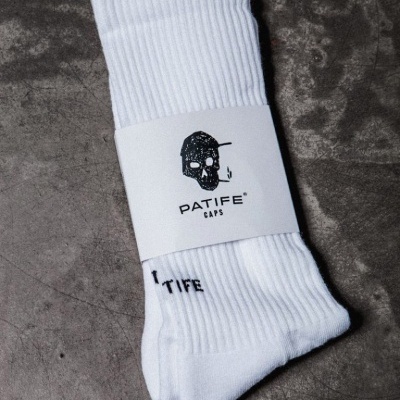 Meias brancas com embalagem e texto PATIFE CAPS