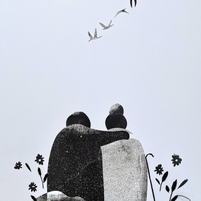 Ilustração preto e branco de duas pessoas sentadas, flores e pássaros no céu.