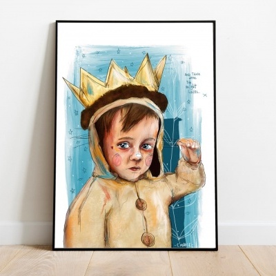 Pintura de criança com coroa amarela encostada a parede branca