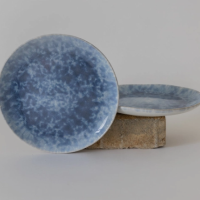 Dois pratos redondos azuis com padrão marmoreado em cerâmica