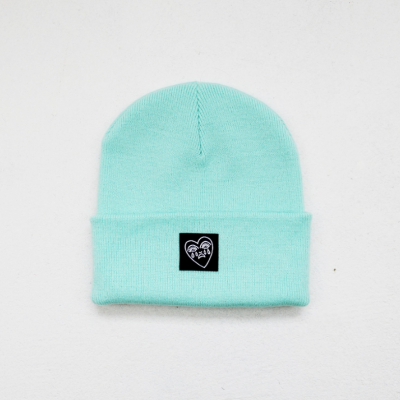 Gorro de malha azul claro com emblema de coração e números