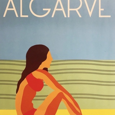 Cartaz ilustrativo com mulher em biquíni vermelho sentada e texto ALGARVE
