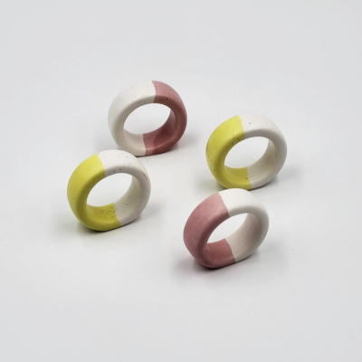 Quatro argolas para guardanapos cerâmicas meio brancas e meio rosa ou amarelas