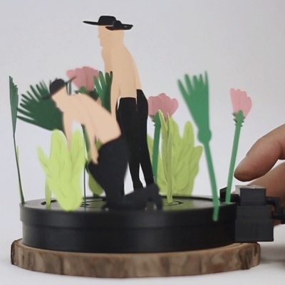 Moinho de música com figuras humanas e plantas em papel