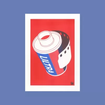 Rolo de filme fotográfico colorido com a palavra ULTRA em fundo vermelho