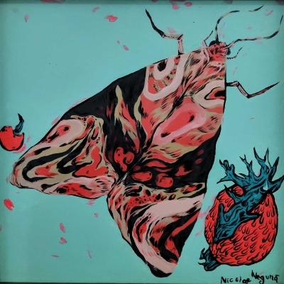 Pintura de mariposa e coração anatômico com fundo azul claro