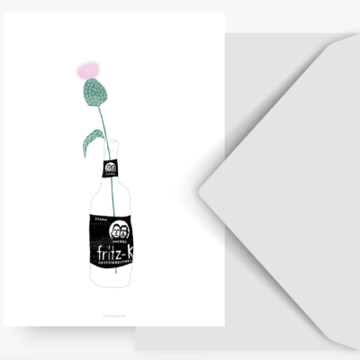 Desenho minimalista de garrafa de vidro com rótulo preto e flor rosa