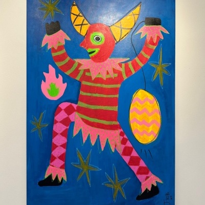 Pintura colorida de figura fantástica com listras, losangos, chifres e estrelas sobre fundo azul.