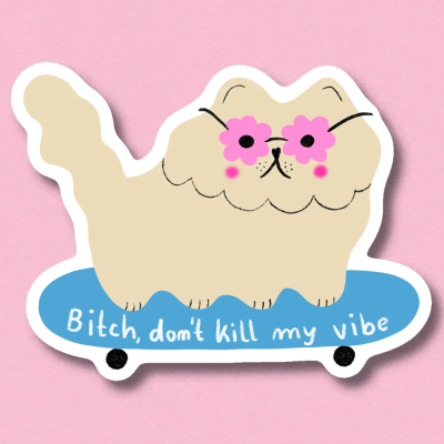 Autocolante de gato creme com óculos de sol flores cor de rosa em skate azul com texto em fundo rosa