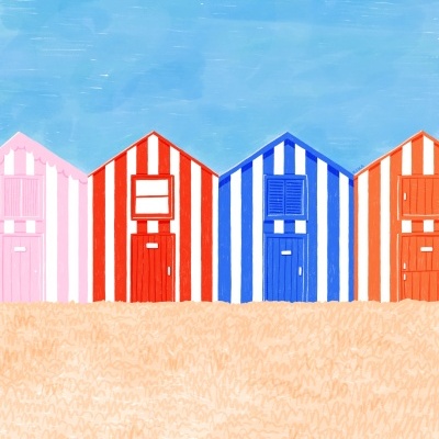Casas de praia com riscas coloridas em fila com céu azul