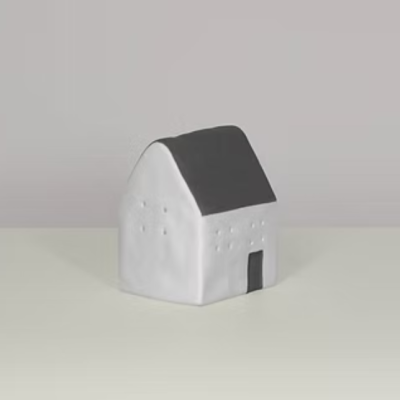 Figura decorativa em forma de casa em cerâmica branca com telhado preto