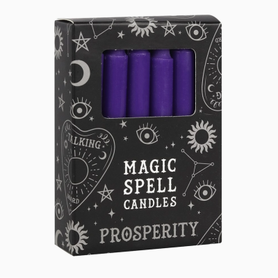 Caixa preta com velas roxas e símbolos místicos