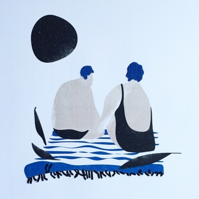 Desenho minimalista de duas pessoas sentadas num tecido azul com riscas brancas e franjas pretas, fundo branco