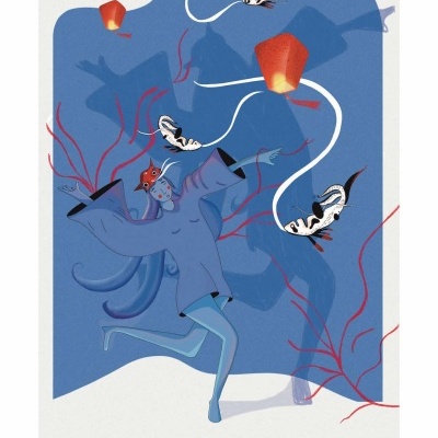 Ilustração digital de figura humana com casaco azul e lanternas vermelhas, peixes estilizados e galhos vermelhos em fundo azul e branco
