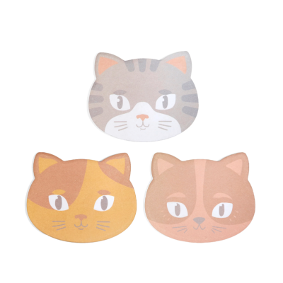 Três cartões em forma de cabeça de gato coloridos diferentes